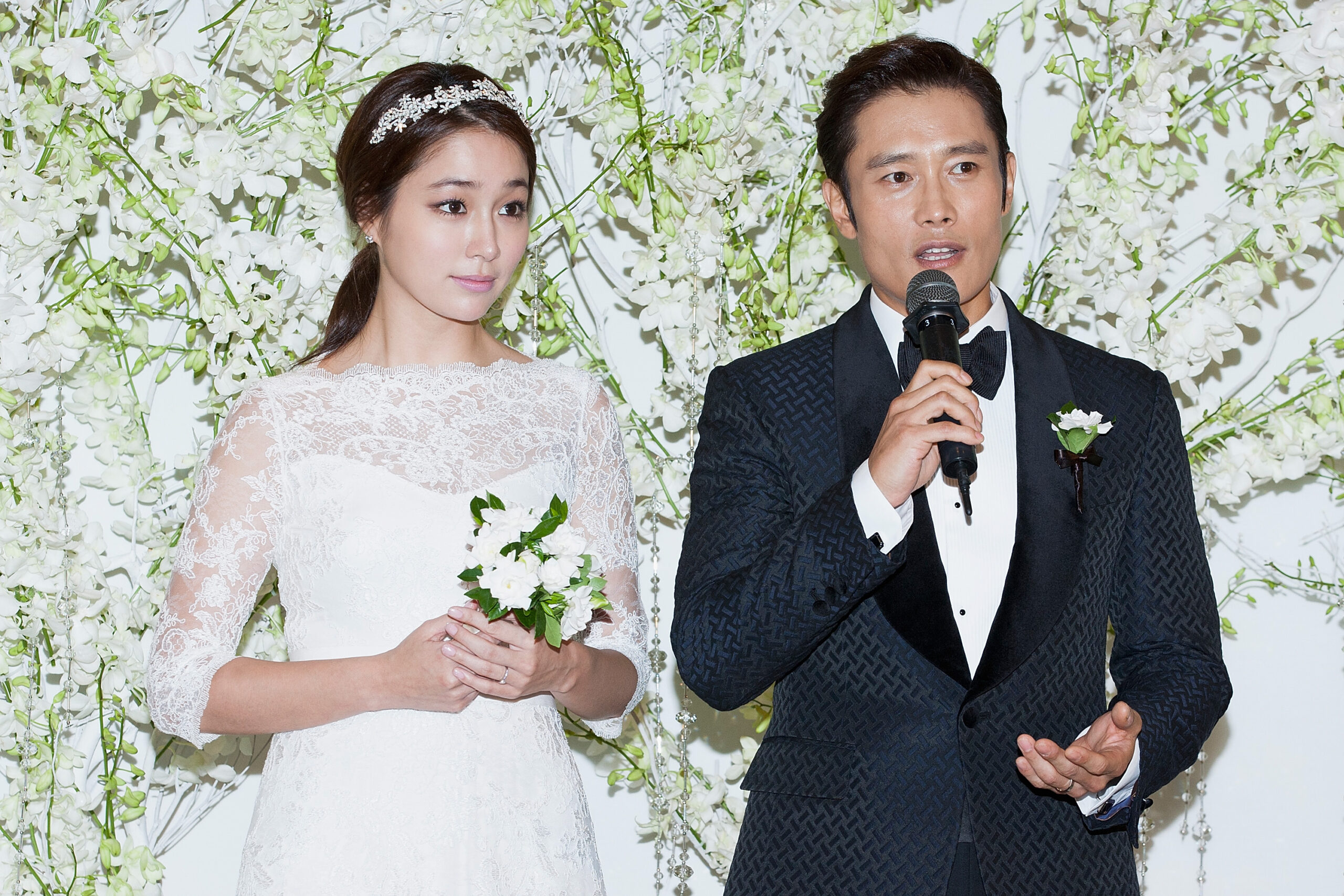 Lee Min-jung and Lee Byung-hun during their wedding at the Hyatt Hotel on August 10, 2013 in Seoul, South Korea. | Source: Getty Images